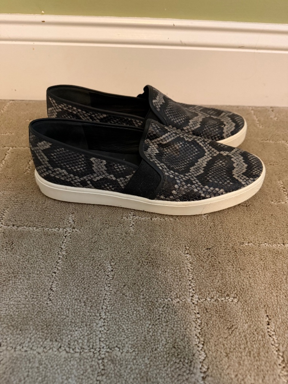 Vince Blair Sneakers in Snake Print size 9